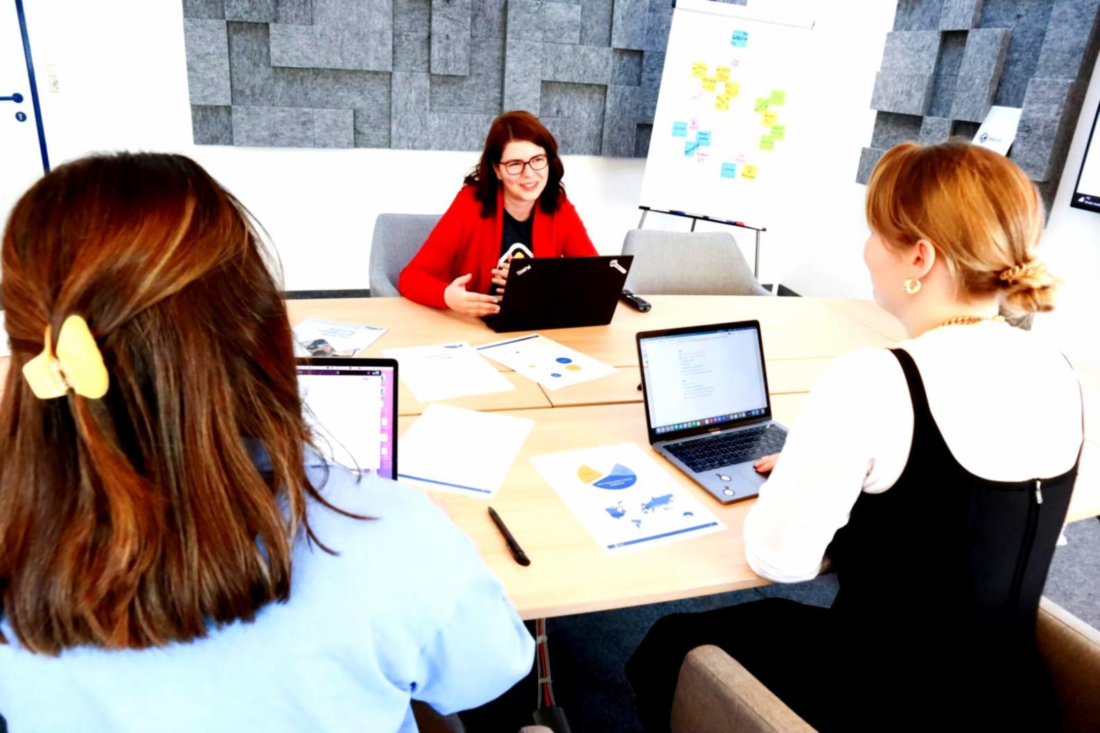 Espacio de trabajo moderno con análisis financieros y gráficos